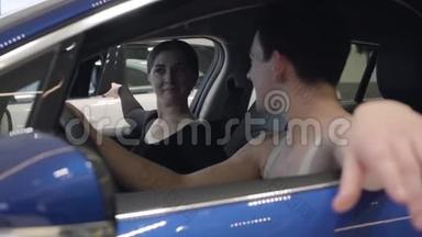 镜头从右向左移动，围绕着微笑的白种人男女坐在车里。 优雅的男女芭蕾